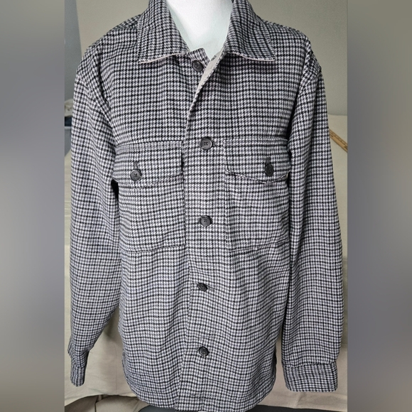 Men's Black and Grey Old Navy Plaid Shacket - Picture 2 of 14
